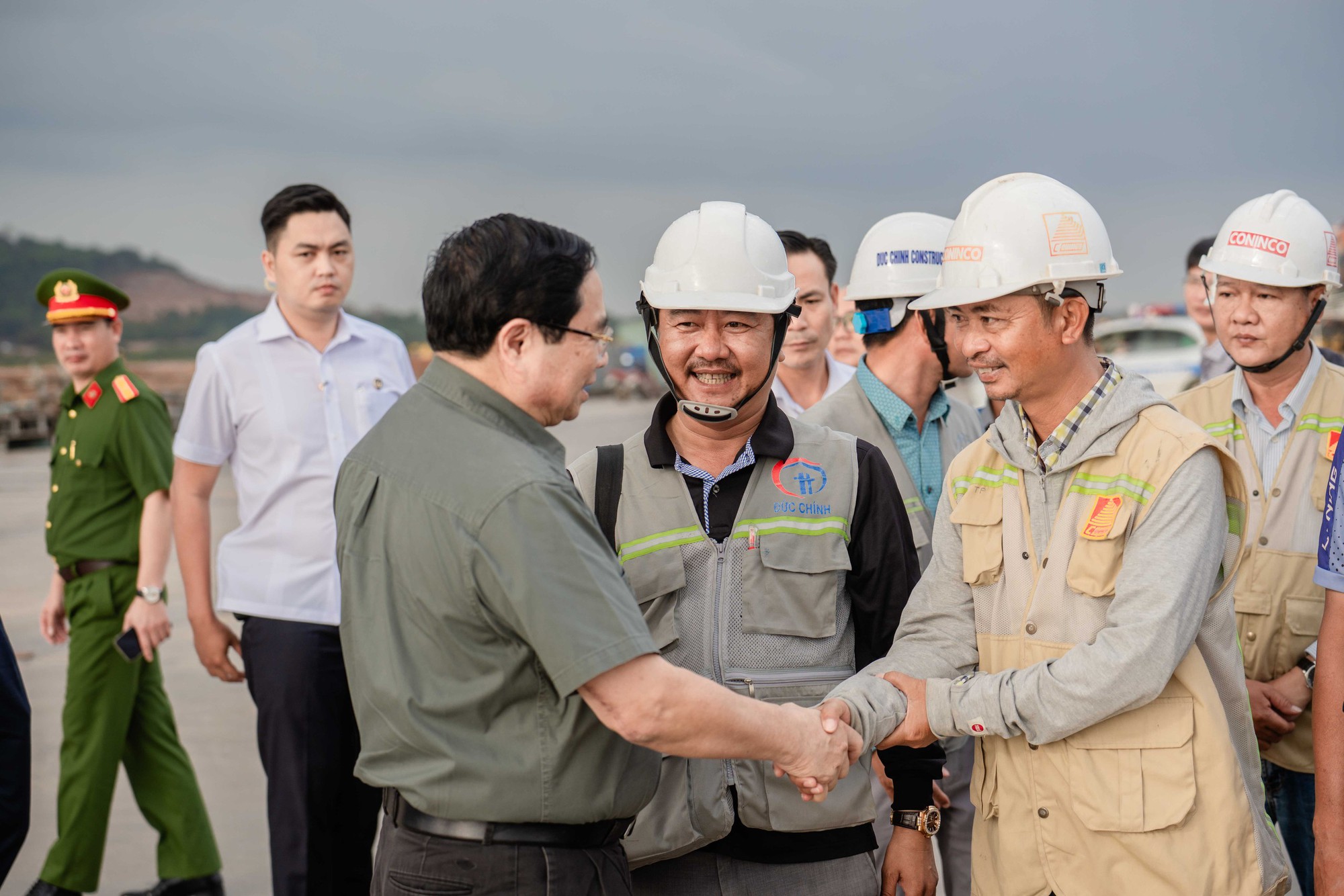 Thủ tướng đề nghị phát huy tinh thần "chỉ bàn làm, không bàn lùi" tại các dự án phục vụ APEC - Ảnh 2