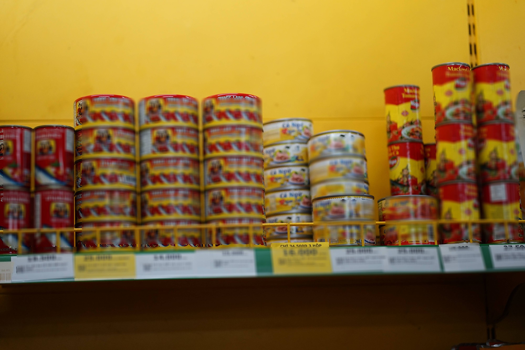 Ghi nhận tình hình thu hồi đồ hộp Hạ Long: Nhiều cửa hàng Bách Hóa Xanh và WinMart+ sẵn sàng hoàn tiền cho khách dù không còn hóa đơn - Ảnh 3