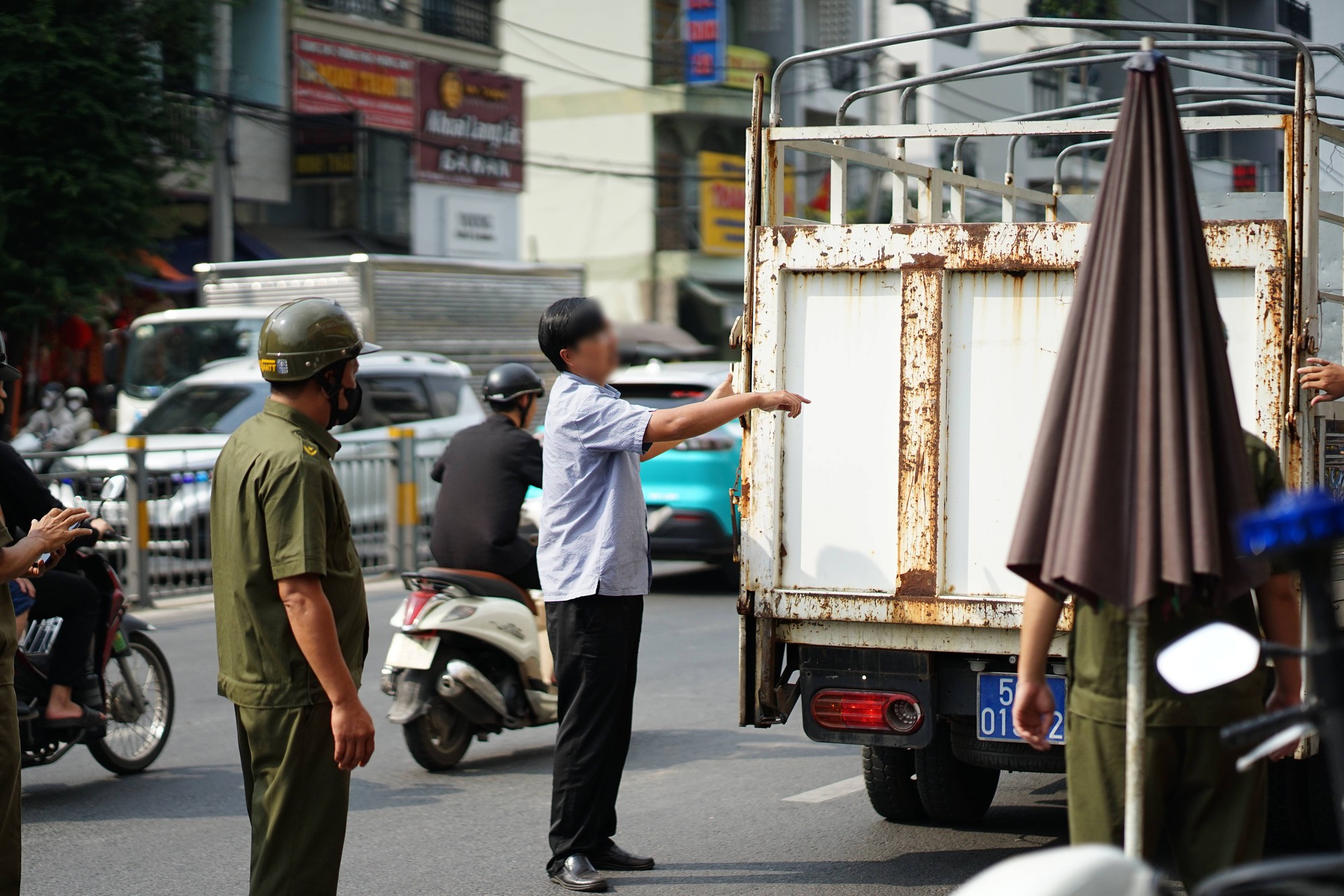 Cảnh tượng bất ngờ ở Chợ Lớn ngày giáp Tết - Ảnh 6