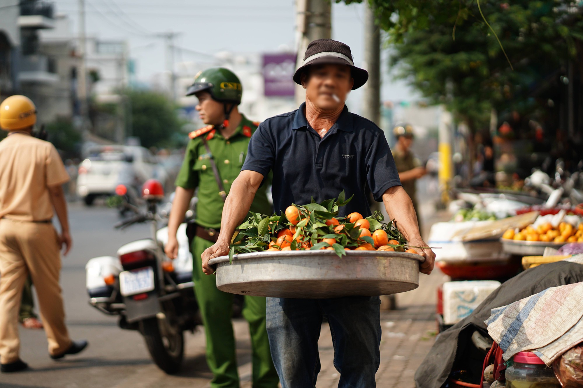 Cảnh tượng bất ngờ ở Chợ Lớn ngày giáp Tết - Ảnh 3