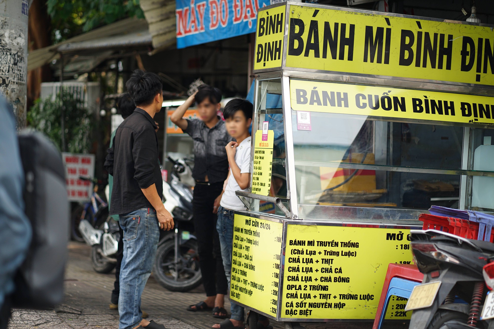 Cảnh tượng bất ngờ ở Chợ Lớn ngày giáp Tết - Ảnh 4