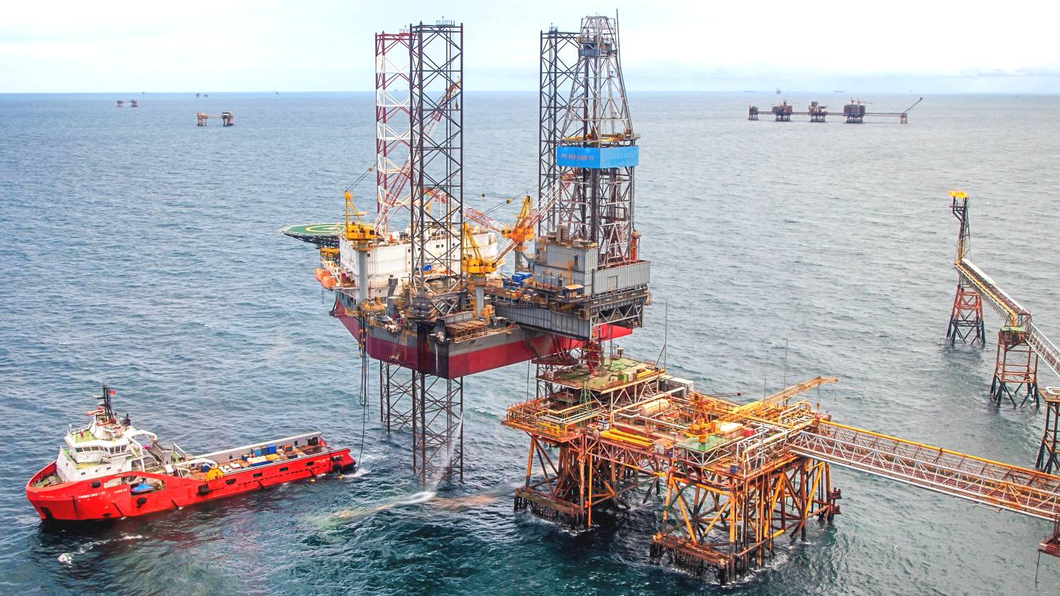 'Vàng đen' Việt Nam suy kiệt 50% sau 14 năm: Kích hoạt chiến dịch 25,7 tỷ USD, doanh nghiệp dầu khí 'chia phần' cơ hội bất chấp cơn gió từ Venezuela - Ảnh 1