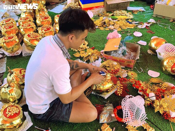 Dừa dát vàng, dừa bonsai linh vật ngựa 'cháy hàng' mùa Tết - Ảnh 2