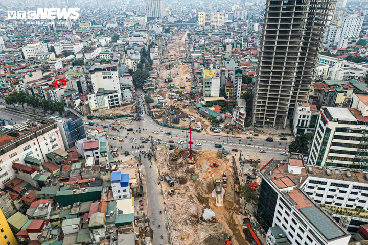 Thi công xuyên Tết, cắt gọt nhà mặt phố Đê La Thành để mở rộng đường Vành đai 1 - Ảnh 1