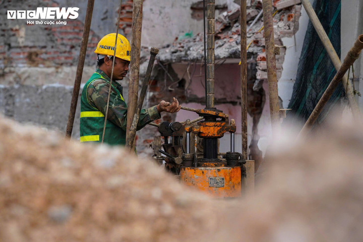 Thi công xuyên Tết, cắt gọt nhà mặt phố Đê La Thành để mở rộng đường Vành đai 1 - Ảnh 9