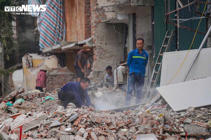 Thi công xuyên Tết, cắt gọt nhà mặt phố Đê La Thành để mở rộng đường Vành đai 1 - Ảnh 3