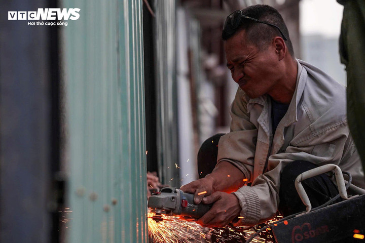 Thi công xuyên Tết, cắt gọt nhà mặt phố Đê La Thành để mở rộng đường Vành đai 1 - Ảnh 4