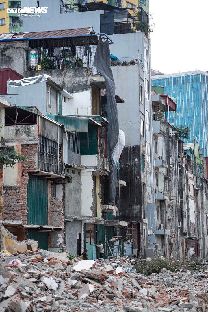 Thi công xuyên Tết, cắt gọt nhà mặt phố Đê La Thành để mở rộng đường Vành đai 1 - Ảnh 6