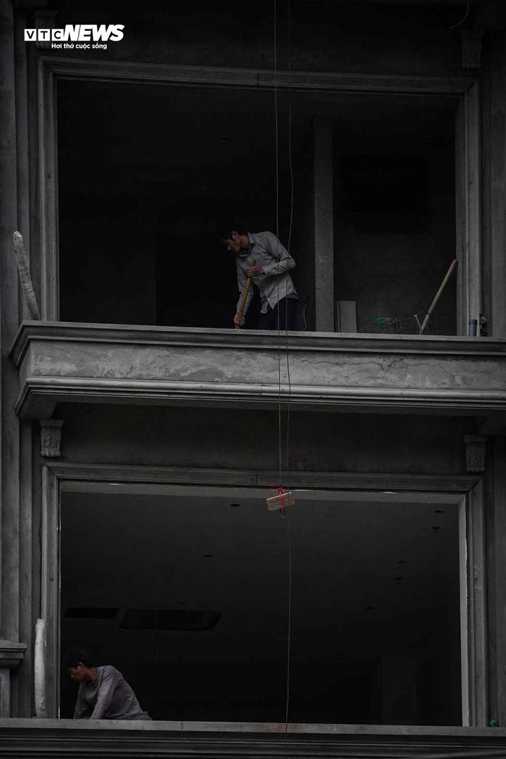 Thi công xuyên Tết, cắt gọt nhà mặt phố Đê La Thành để mở rộng đường Vành đai 1 - Ảnh 5