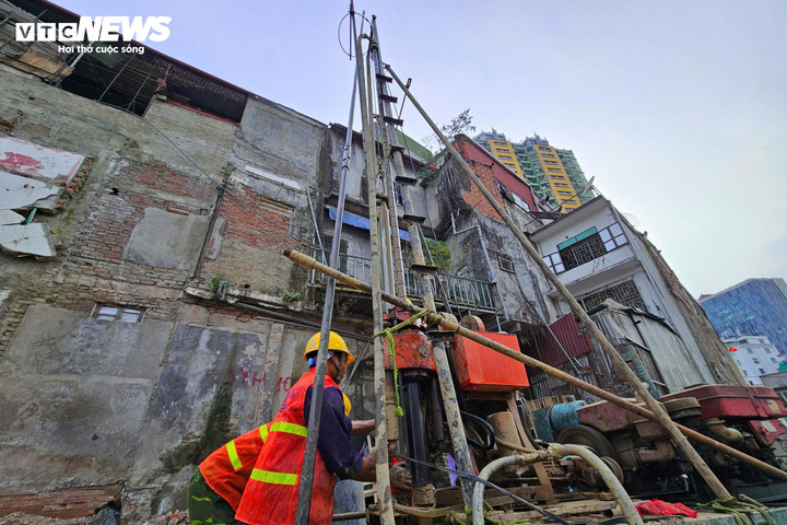 Thi công xuyên Tết, cắt gọt nhà mặt phố Đê La Thành để mở rộng đường Vành đai 1 - Ảnh 7