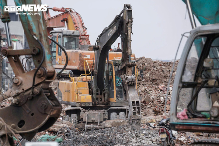 Thi công xuyên Tết, cắt gọt nhà mặt phố Đê La Thành để mở rộng đường Vành đai 1 - Ảnh 8