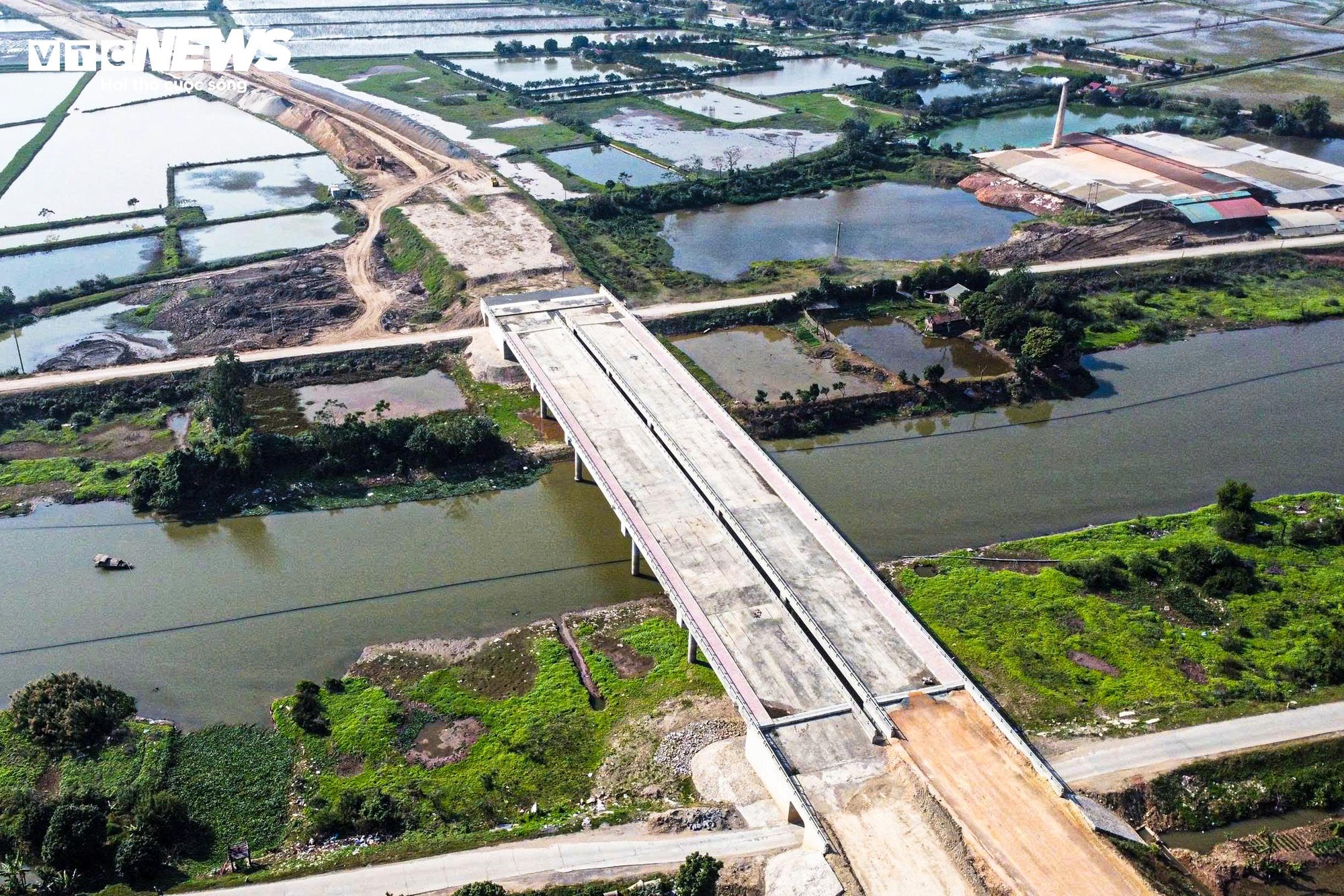 Đường trục phía Nam tăng tốc, chuẩn bị thông xe thêm 7km dịp Tết Nguyên đán - Ảnh 9