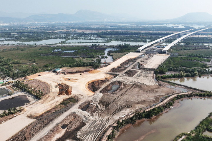 Toàn cảnh tuyến đường huyết mạch ven sông 6.400 tỷ đồng ở Quảng Ninh - Ảnh 2