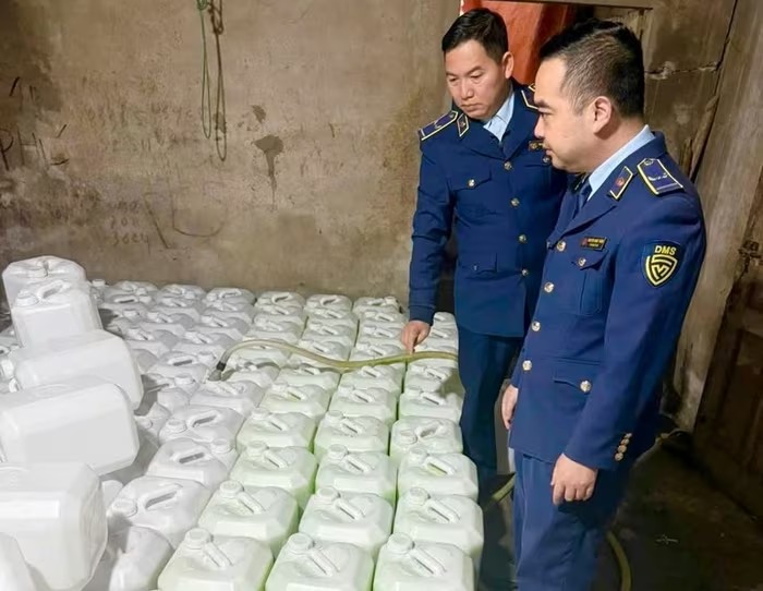 Sau vụ pate Cột Đèn Hải Phòng, tiếp tục phát hiện và thu giữ lô rượu cốm không hóa đơn chứng từ - Ảnh 1