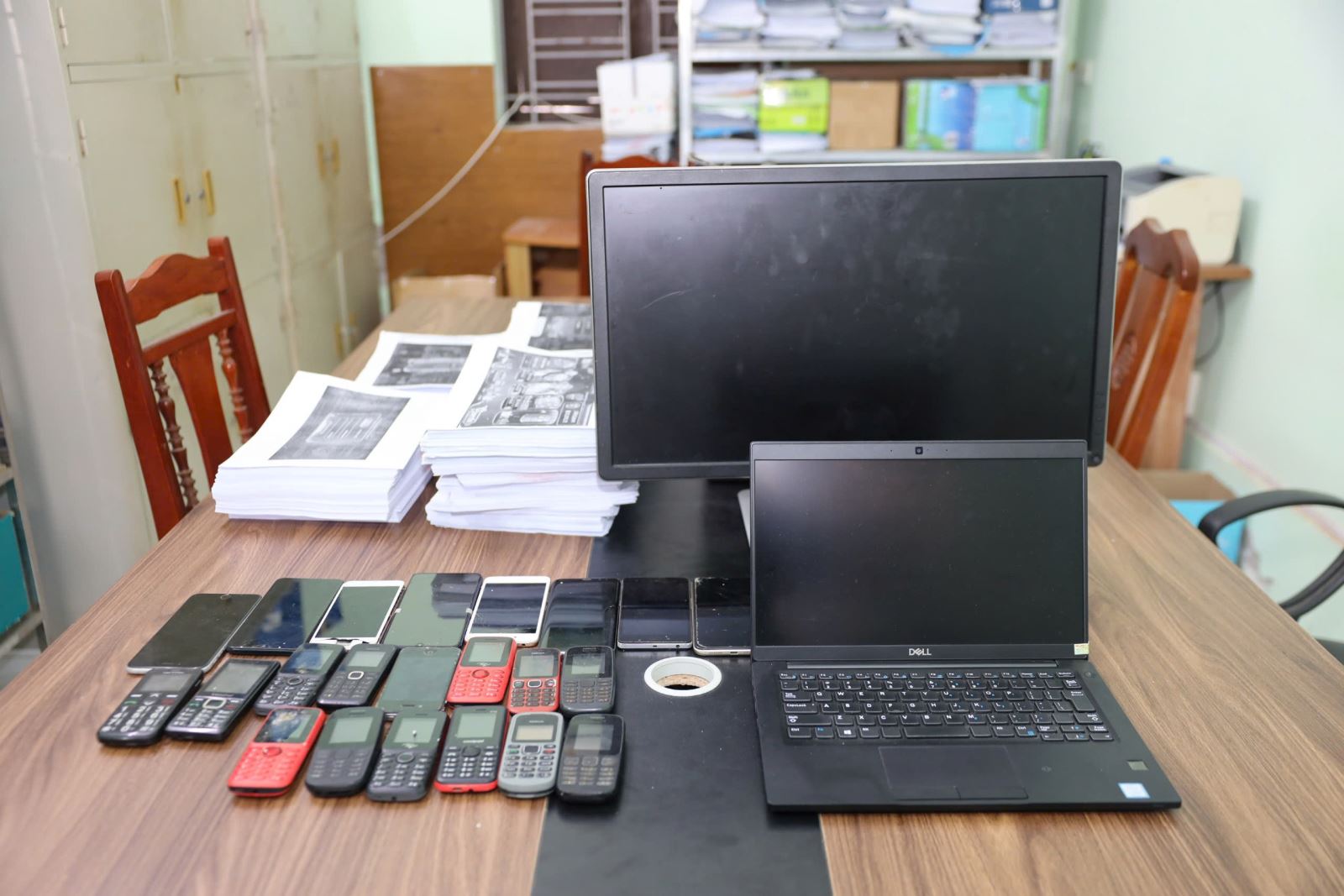 Hàng trăm cảnh sát khám xét khẩn cấp, bắt Nguyễn Chính Nghĩa và 34 người khác trong một chuyên án lớn - Ảnh 3