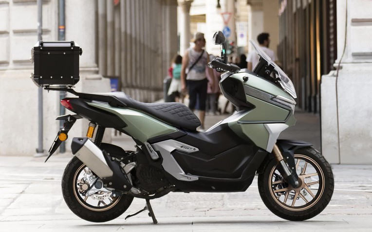 Nhẹ hơn đối thủ gần 40kg, mẫu xe tay ga 'độc lạ' này liệu có làm nên chuyện trước Honda và Yamaha? - Ảnh 1