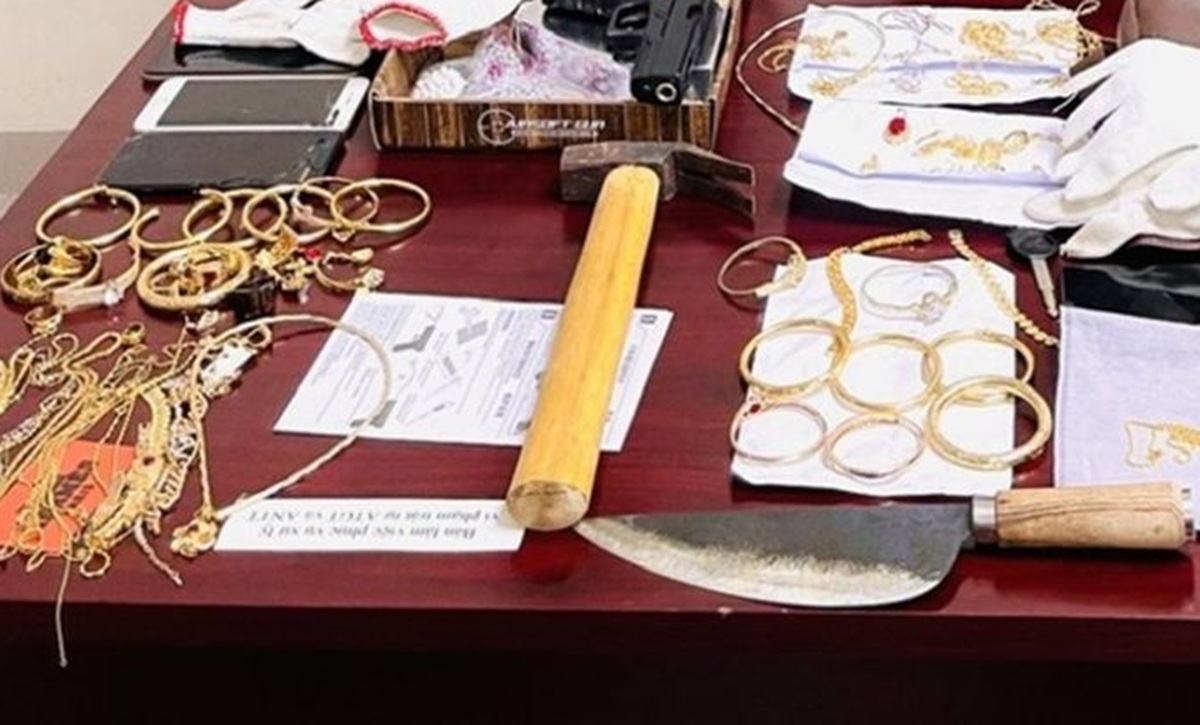 Hai nghi phạm táo tợn cướp tiệm vàng đã bị bắt - Ảnh 2