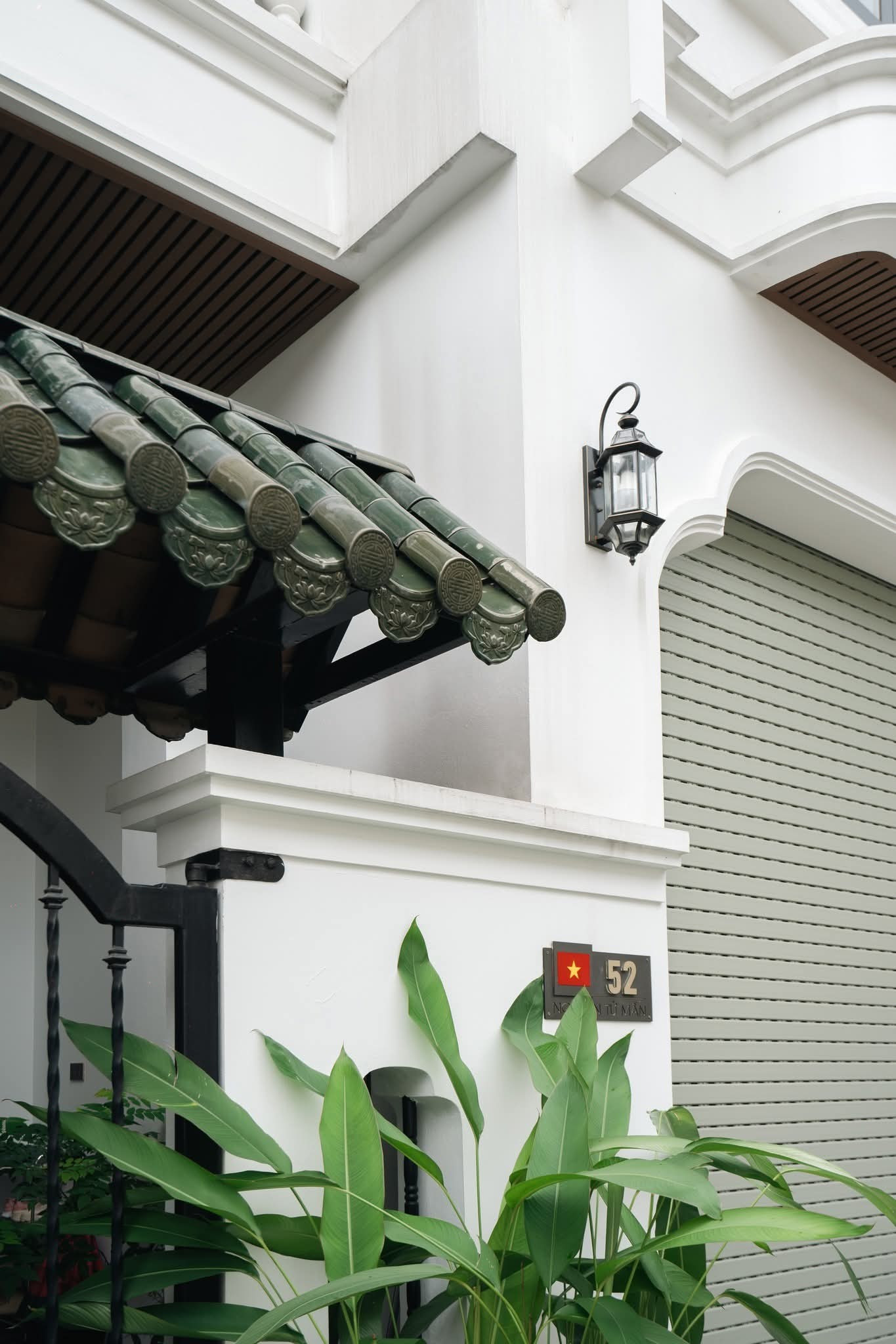 Ngôi nhà 102m2 gây thương nhớ với cổng lợp ngói lưu ly - Ảnh 3