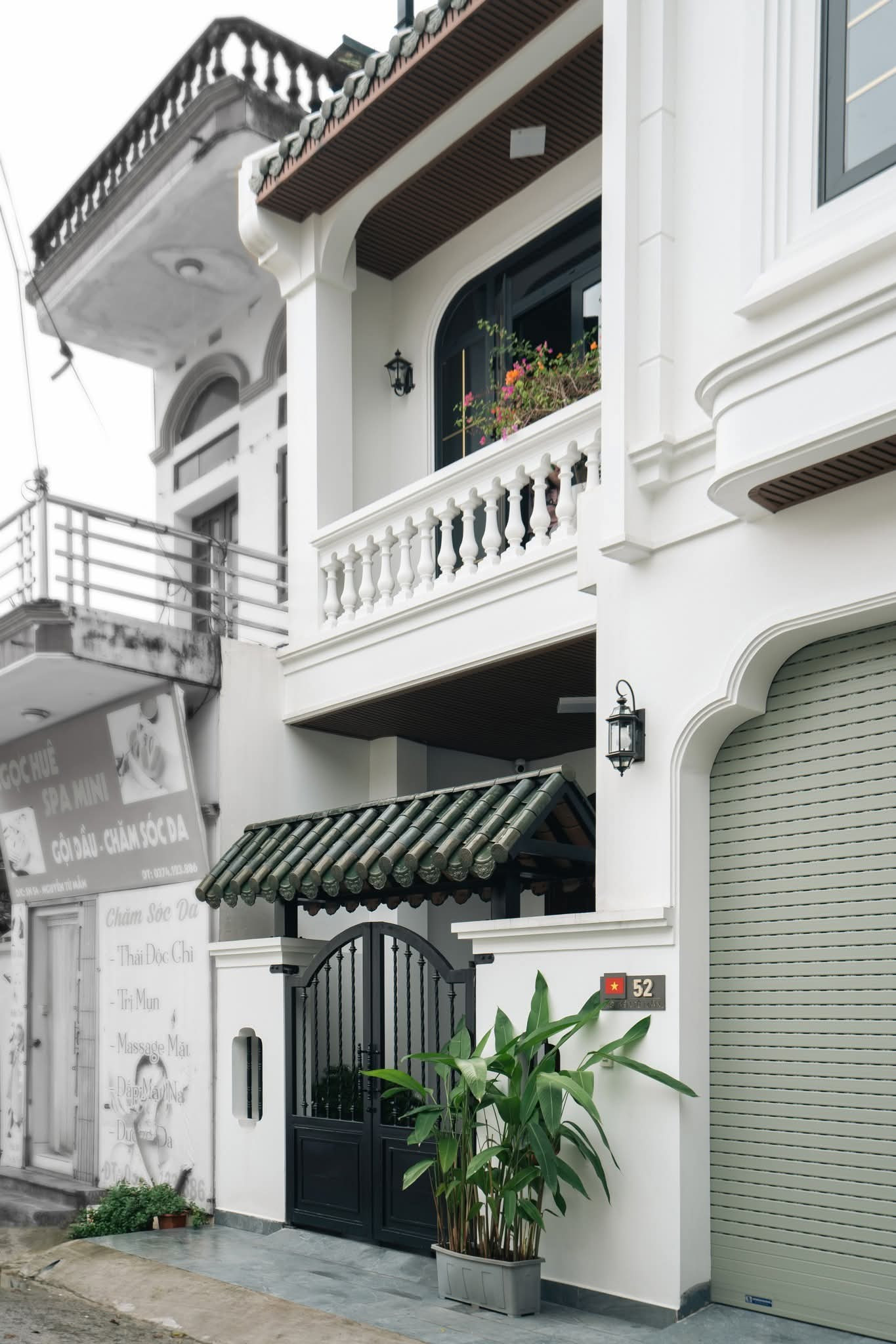 Ngôi nhà 102m2 gây thương nhớ với cổng lợp ngói lưu ly - Ảnh 2