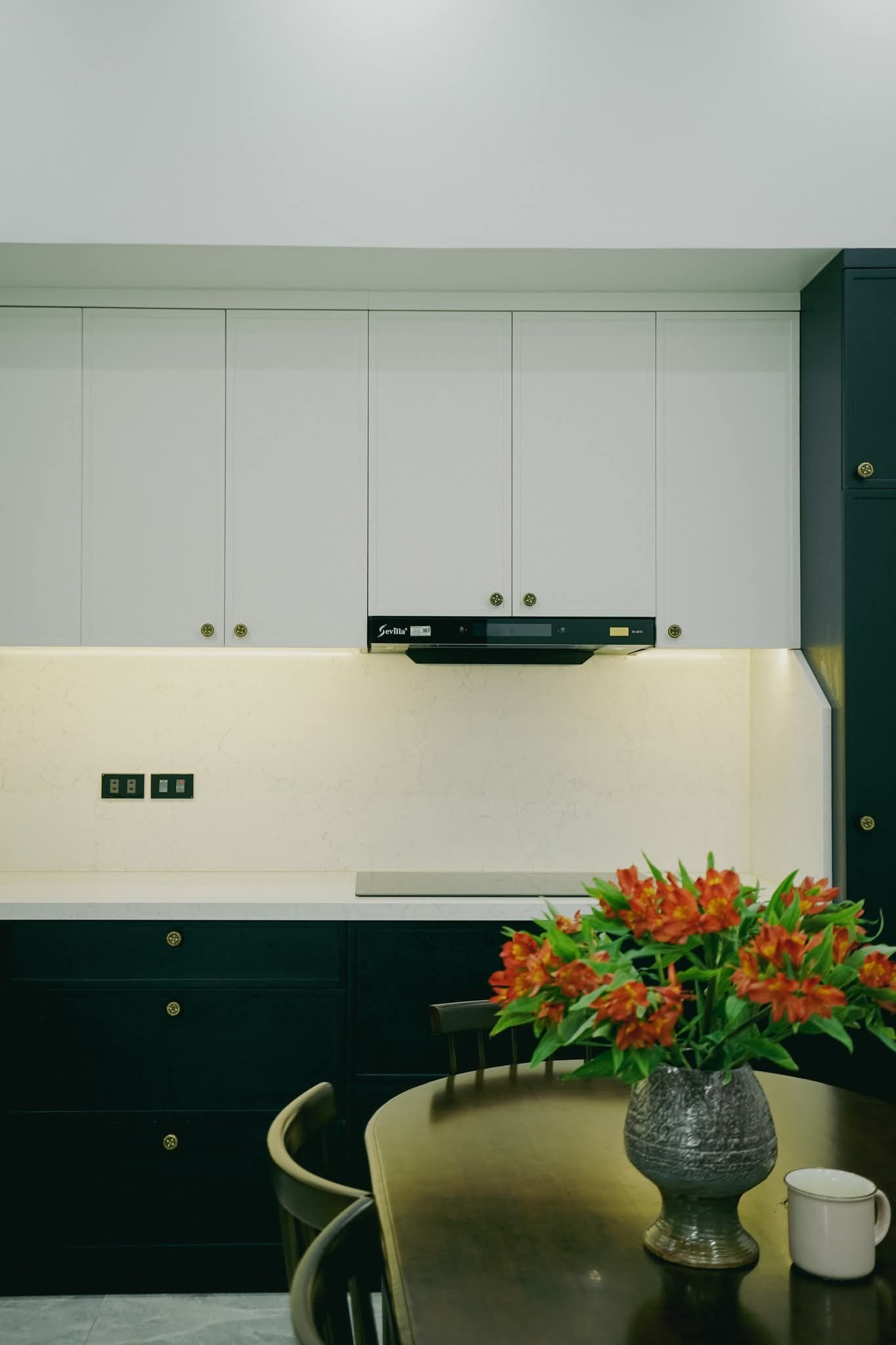 Ngôi nhà 102m2 gây thương nhớ với cổng lợp ngói lưu ly - Ảnh 6