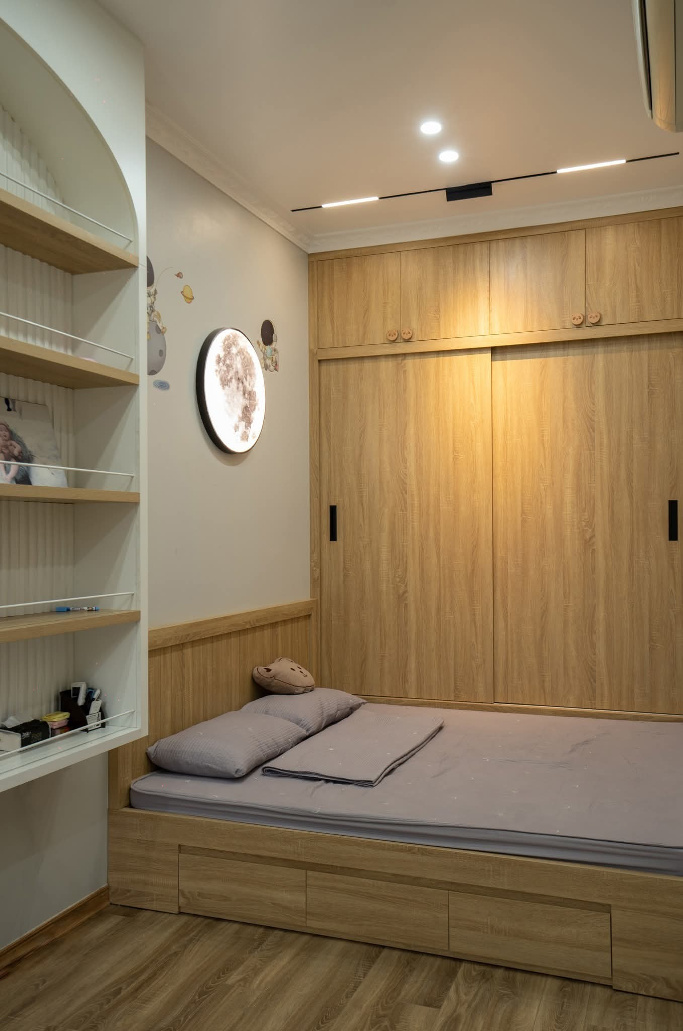 Ngôi nhà 102m2 gây thương nhớ với cổng lợp ngói lưu ly - Ảnh 8