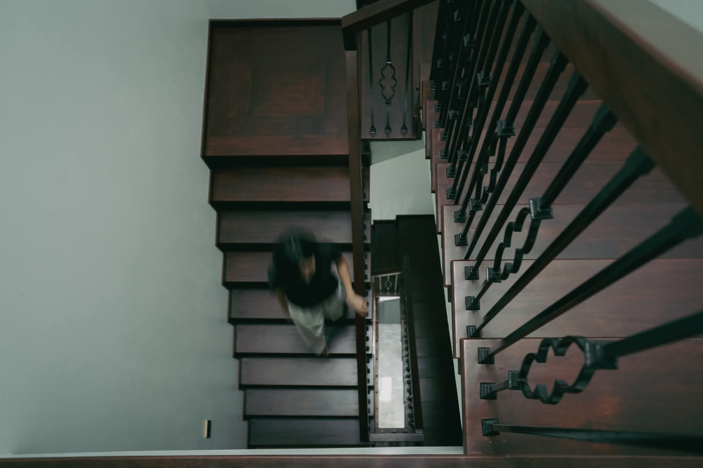 Ngôi nhà 102m2 gây thương nhớ với cổng lợp ngói lưu ly - Ảnh 10