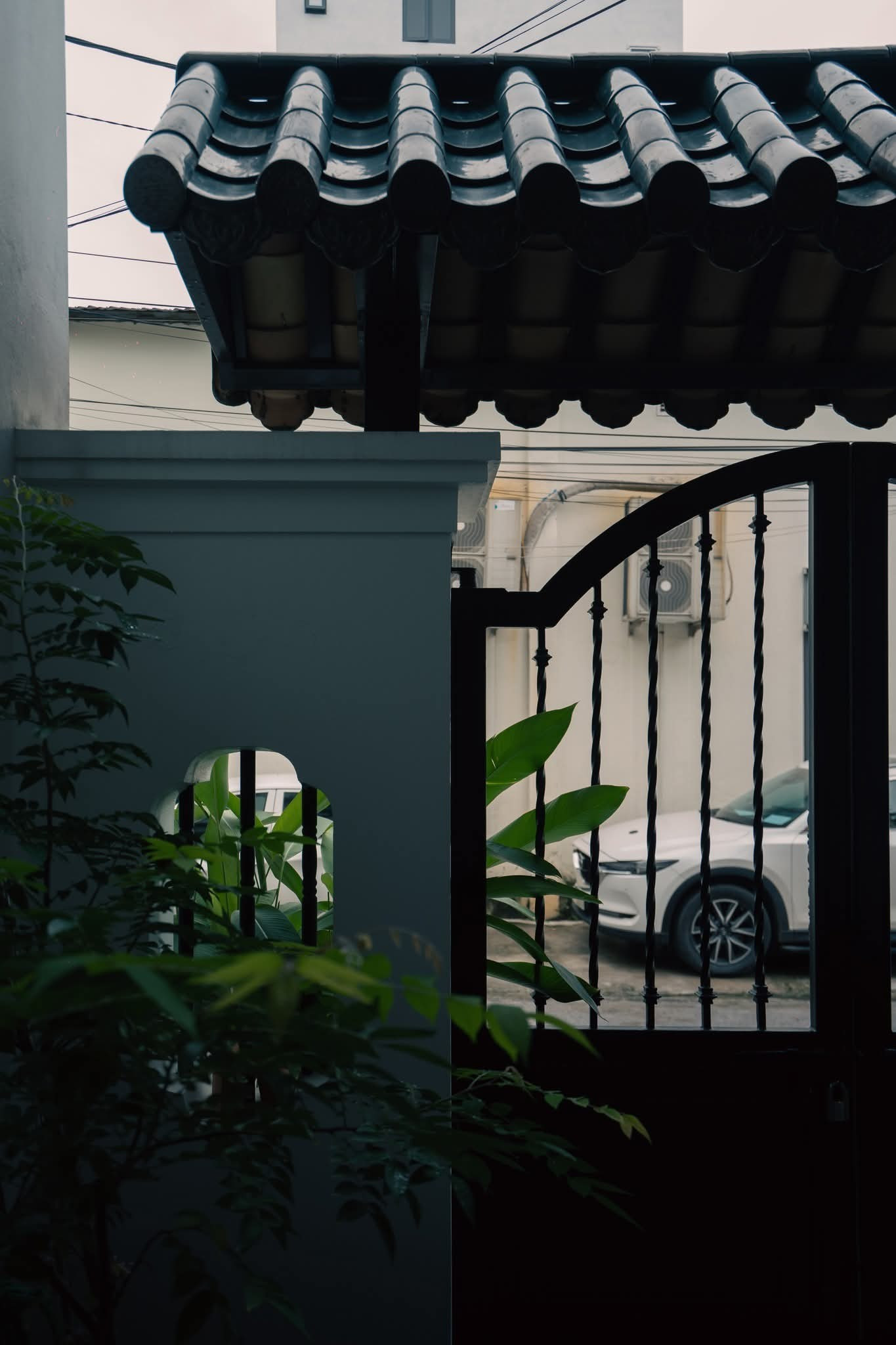 Ngôi nhà 102m2 gây thương nhớ với cổng lợp ngói lưu ly - Ảnh 4