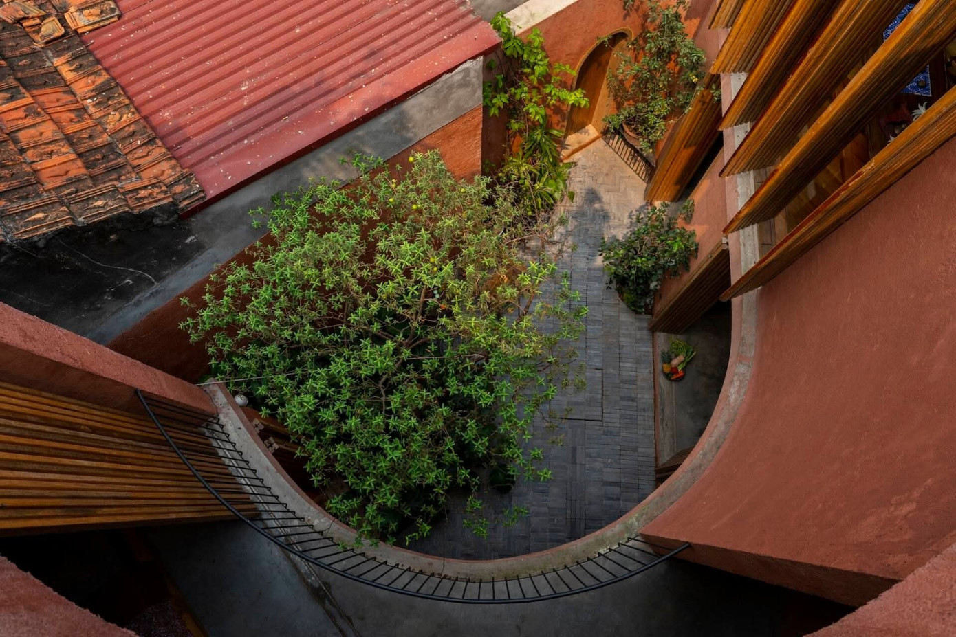 Ngôi nhà ẩn trong ngõ cho gia chủ đắm mình giữa thiên nhiên - Ảnh 5