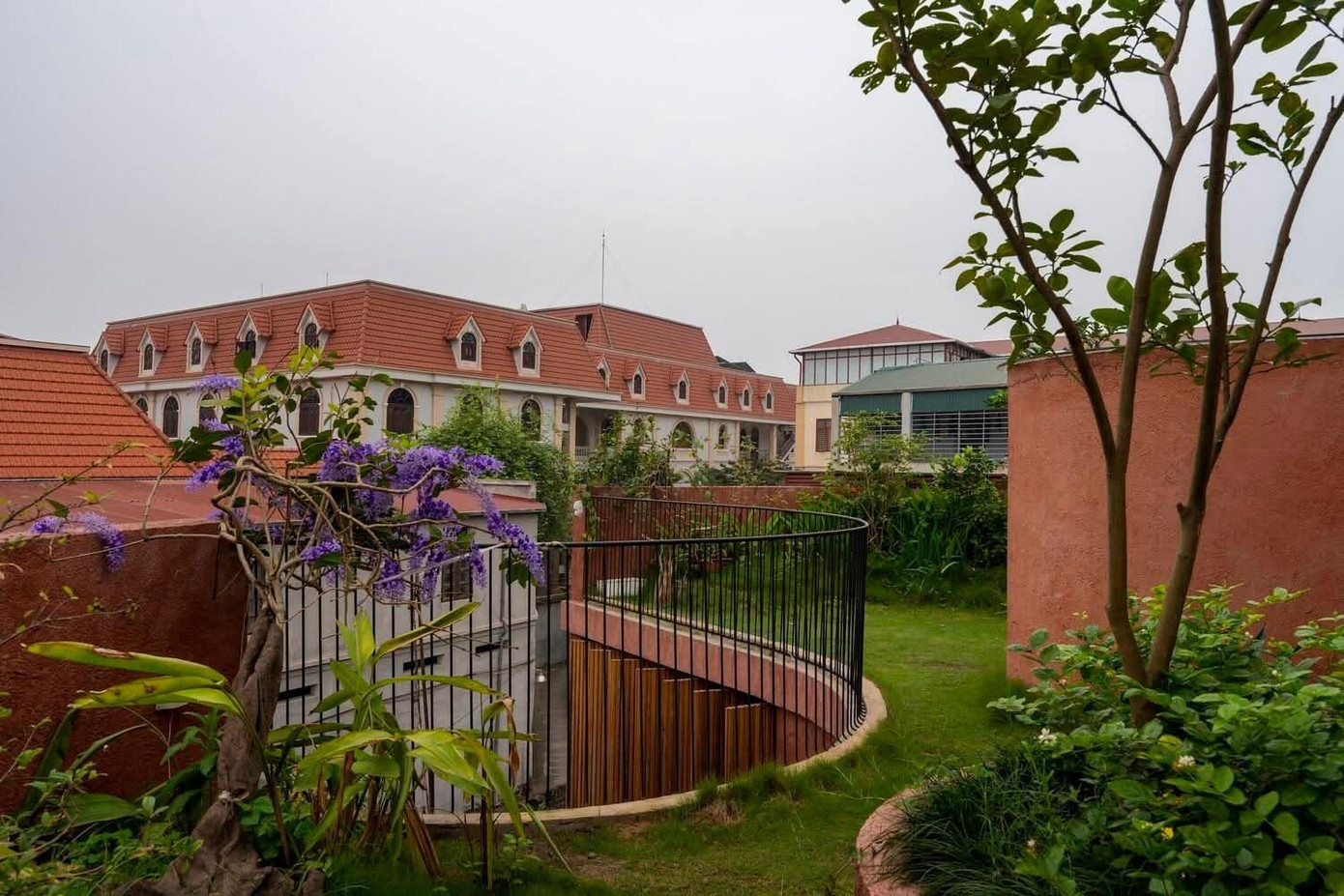 Ngôi nhà ẩn trong ngõ cho gia chủ đắm mình giữa thiên nhiên - Ảnh 6