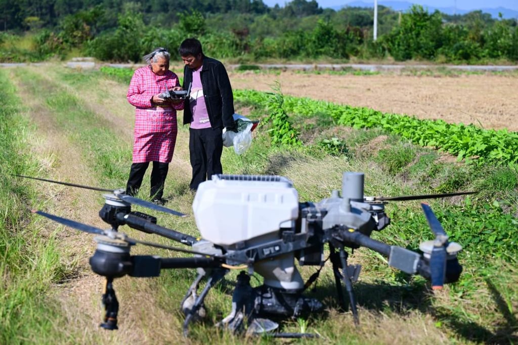 Bà ngoại 82 tuổi gây sốt mạng Trung Quốc với kỹ năng điều khiển drone nông nghiệp và bán hàng livestream - Ảnh 4