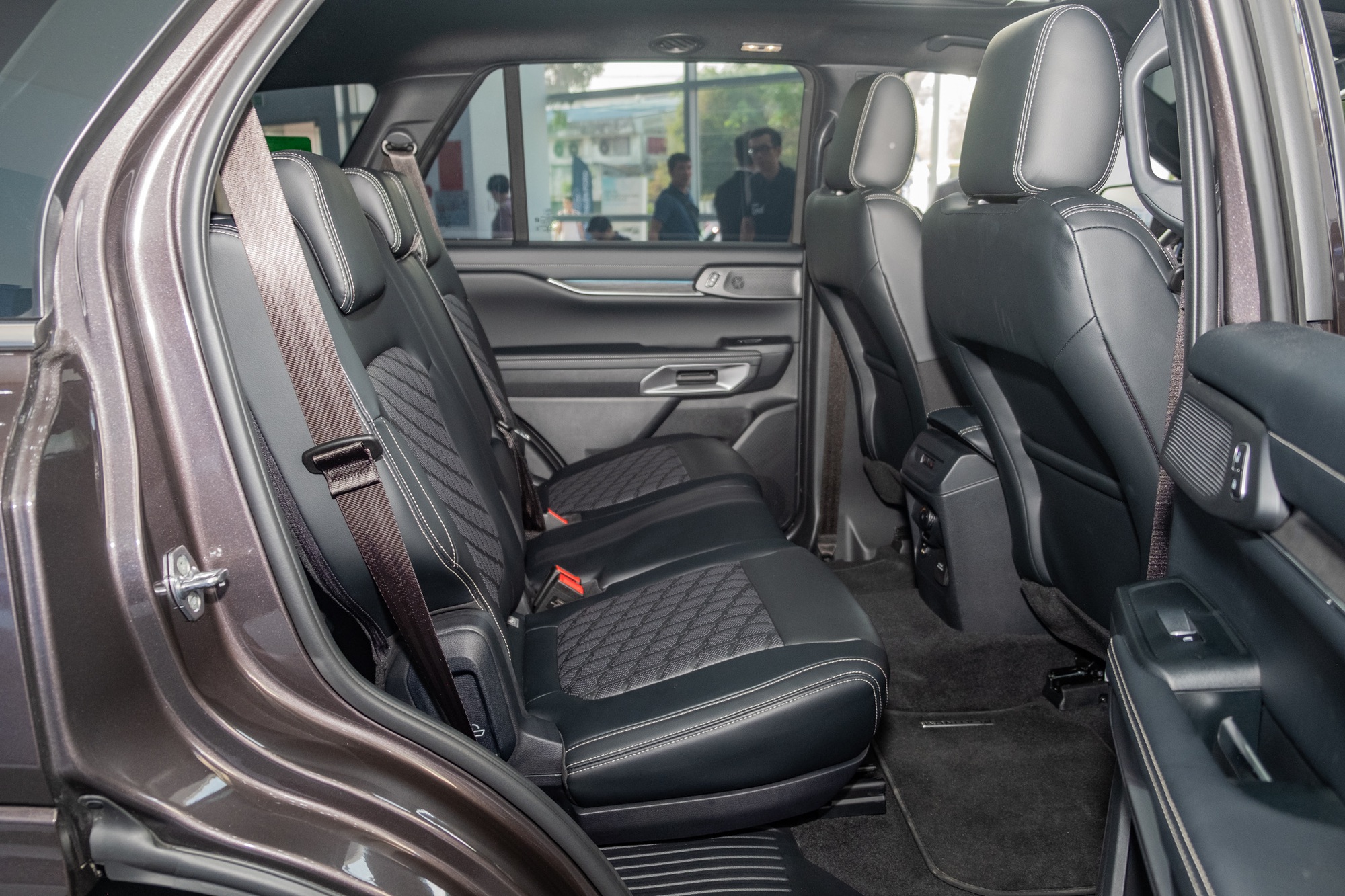 Lộ ảnh Ford Everest 'lạ' tại Việt Nam: Dễ dùng máy xăng khác hoàn toàn xe trên thị trường, bản Platinum nhưng nhiều trang bị chưa từng có - Ảnh 11