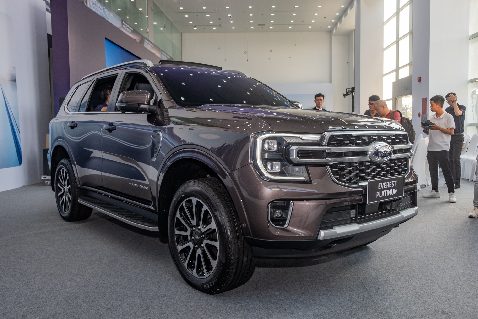 Lộ ảnh Ford Everest 'lạ' tại Việt Nam: Dễ dùng máy xăng khác hoàn toàn xe trên thị trường, bản Platinum nhưng nhiều trang bị chưa từng có - Ảnh 7