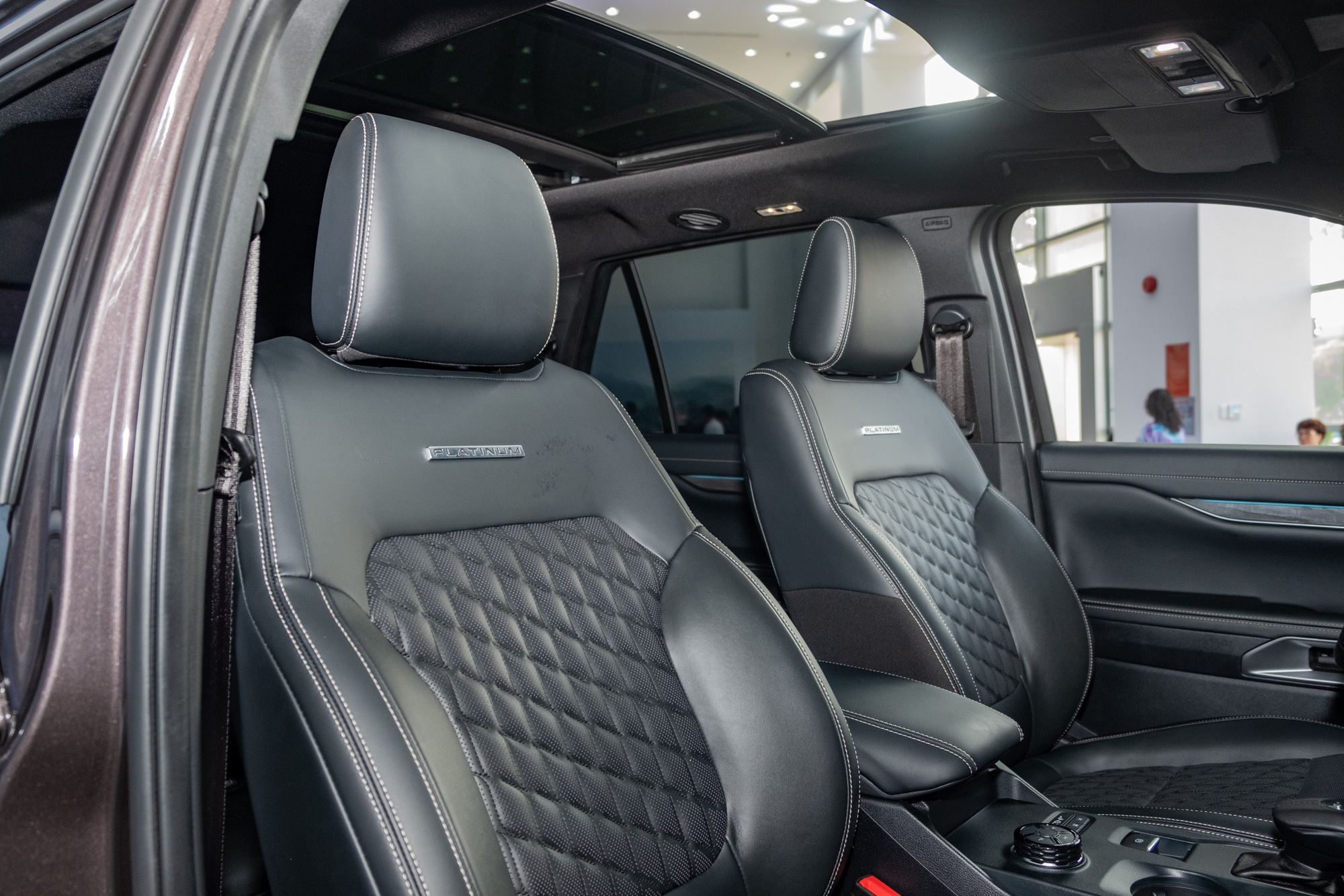 Lộ ảnh Ford Everest 'lạ' tại Việt Nam: Dễ dùng máy xăng khác hoàn toàn xe trên thị trường, bản Platinum nhưng nhiều trang bị chưa từng có - Ảnh 10