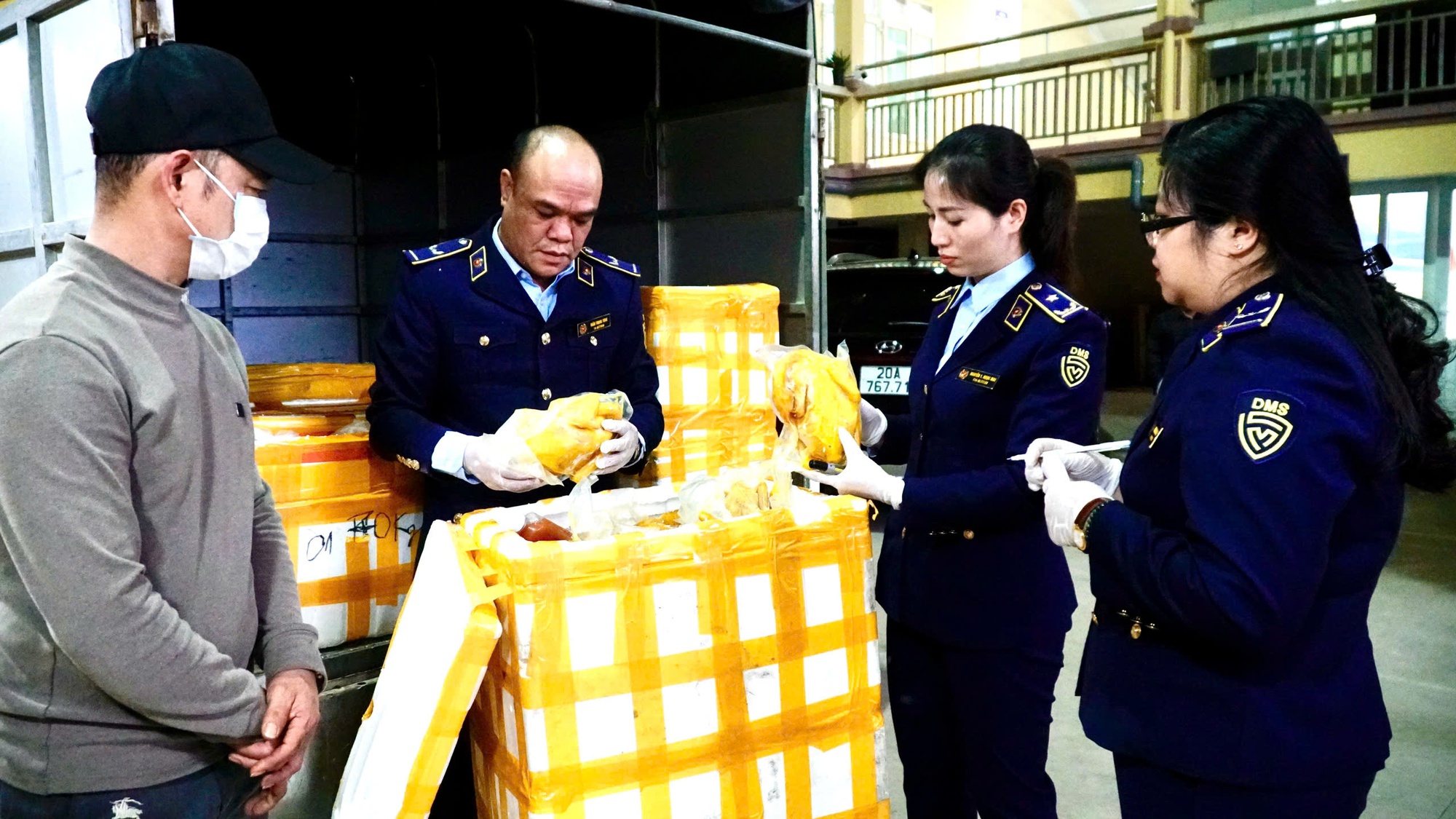 Kiểm tra một xe ô tô tải, phát hiện điều bất thường - Ảnh 1