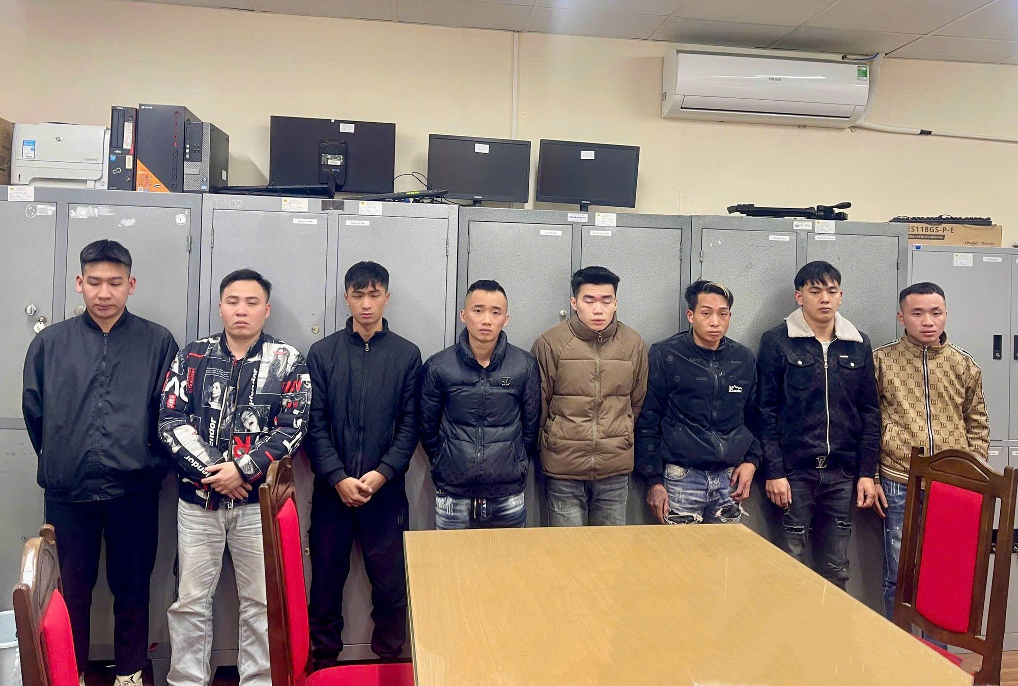 Vạch trần đường dây mua bán người núp bóng massage, karaoke: 21 thiếu nữ bị ép rót bia, bấm bài rồi bị bán qua tay nhiều chủ - Ảnh 1