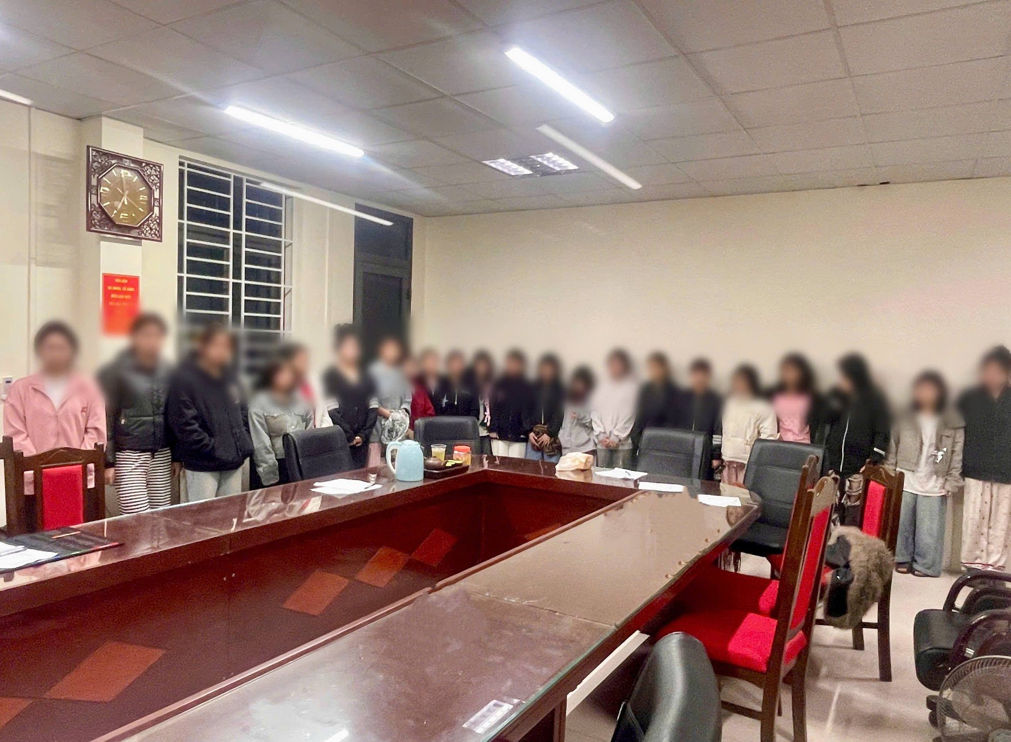 Vạch trần đường dây mua bán người núp bóng massage, karaoke: 21 thiếu nữ bị ép rót bia, bấm bài rồi bị bán qua tay nhiều chủ - Ảnh 3