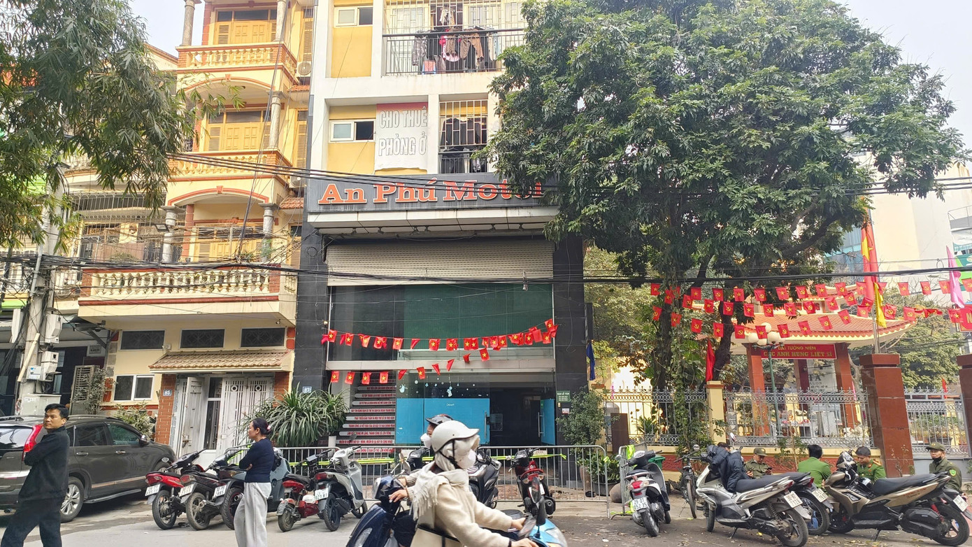 Hiện trường vụ cháy nhà trọ làm 7 người mắc kẹt - Ảnh 1