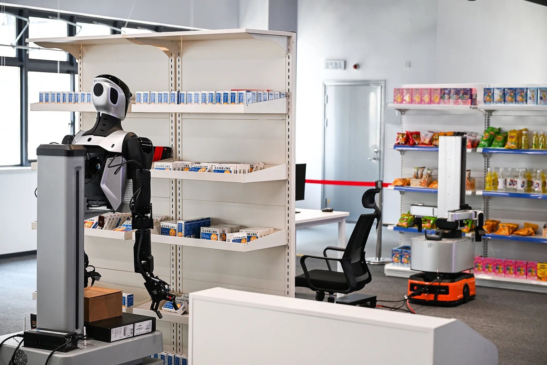 Bên trong công xưởng 10.000 m2, hàng trăm người Trung Quốc đang làm một việc mà cả thế giới không hiểu nổi - Ảnh 2