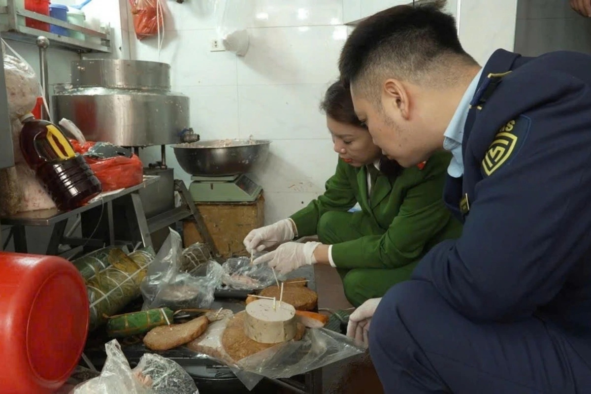 Rùng mình lời khai của chủ cơ sở giò chả trên phố cổ Hà Nội dùng chất cấm: Cho "tí ti" thôi,10kg thịt chỉ cho nửa thìa hàn the - Ảnh 1