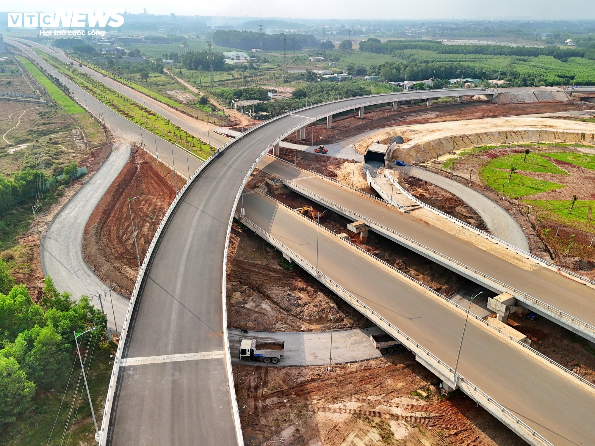 Hai siêu nút giao nối cao tốc với sân bay Long Thành tăng tốc về đích - Ảnh 11