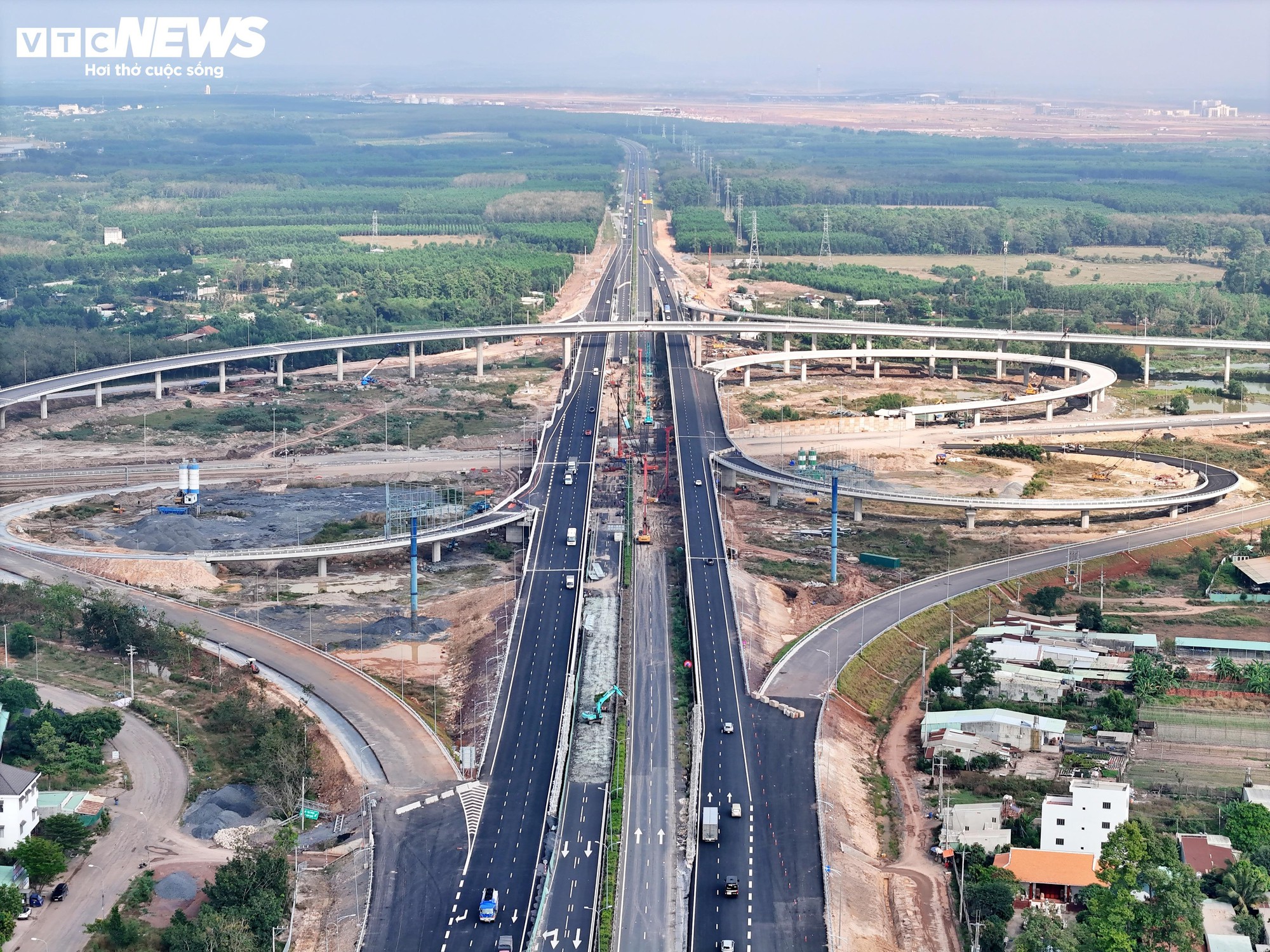 Hai siêu nút giao nối cao tốc với sân bay Long Thành tăng tốc về đích - Ảnh 2