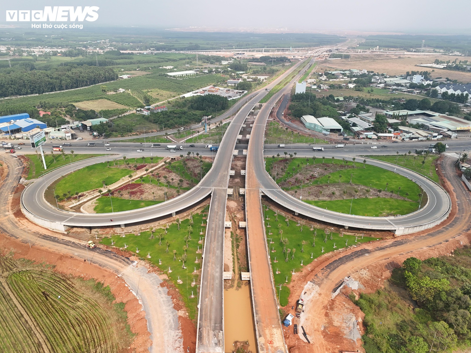Hai siêu nút giao nối cao tốc với sân bay Long Thành tăng tốc về đích - Ảnh 14