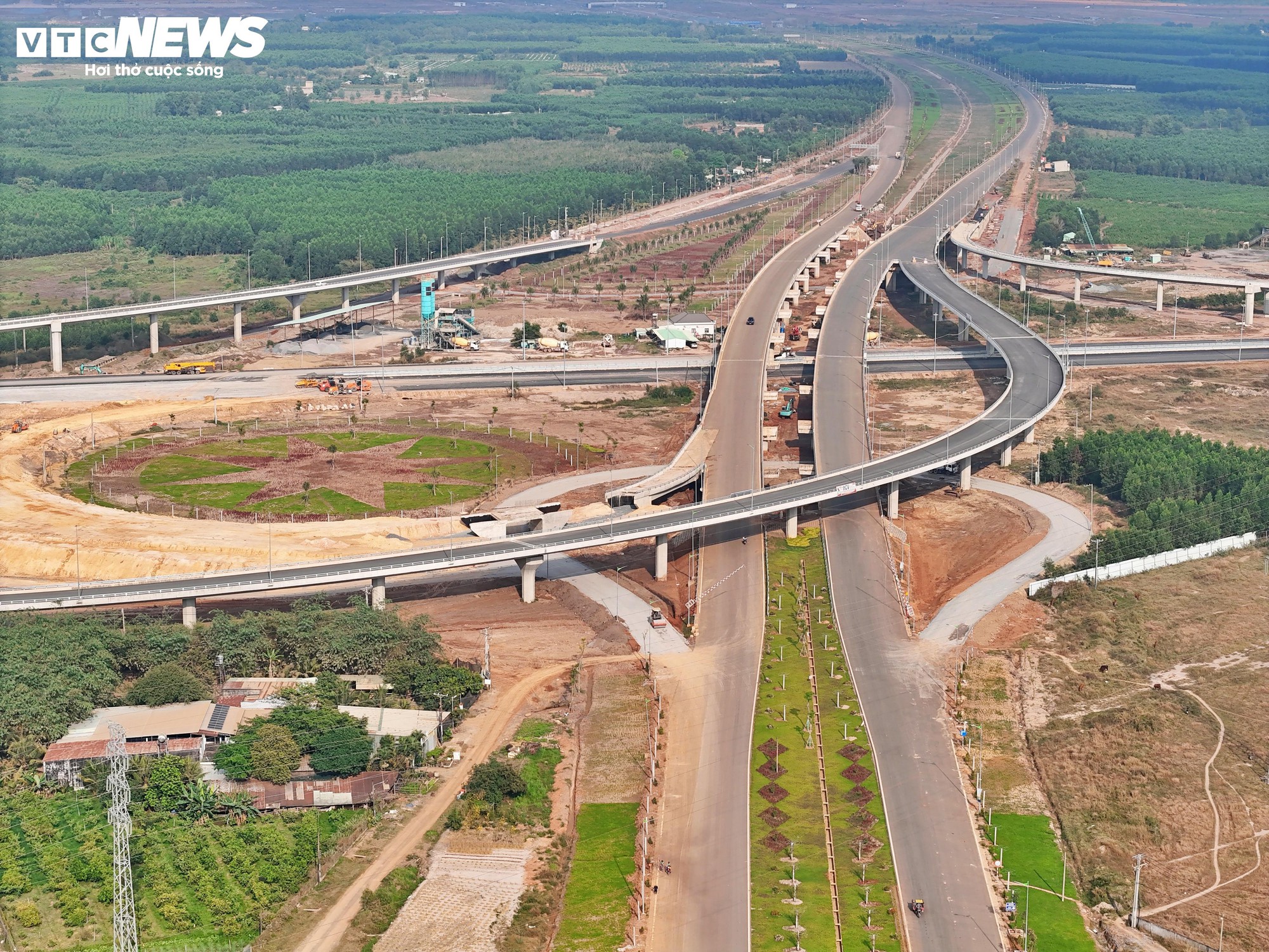 Hai siêu nút giao nối cao tốc với sân bay Long Thành tăng tốc về đích - Ảnh 12