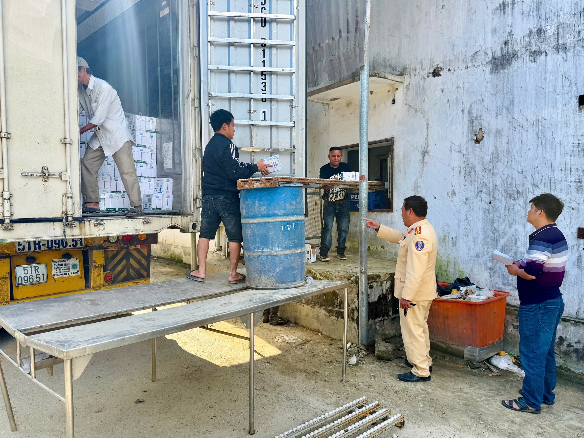 CSGT bất ngờ phát hiện "bí mật" về lô hàng 10 tấn trên xe đầu kéo - Ảnh 1