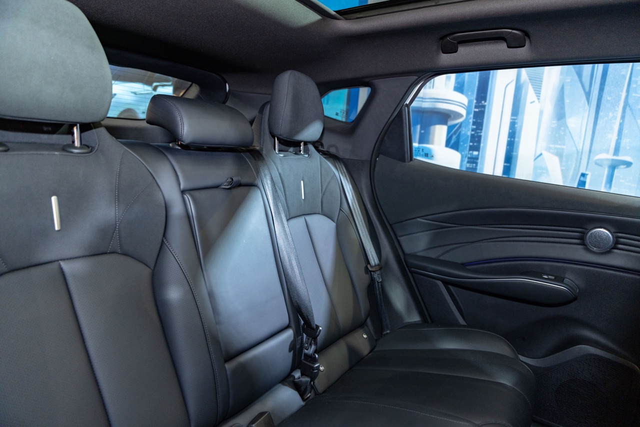 Omoda C7 chính thức nhận cọc tại Việt Nam: Giá dự kiến từ 839 triệu đồng, quyết đấu Mazda CX-5 bằng cấu hình PHEV và bảo hành 1 triệu km - Ảnh 7