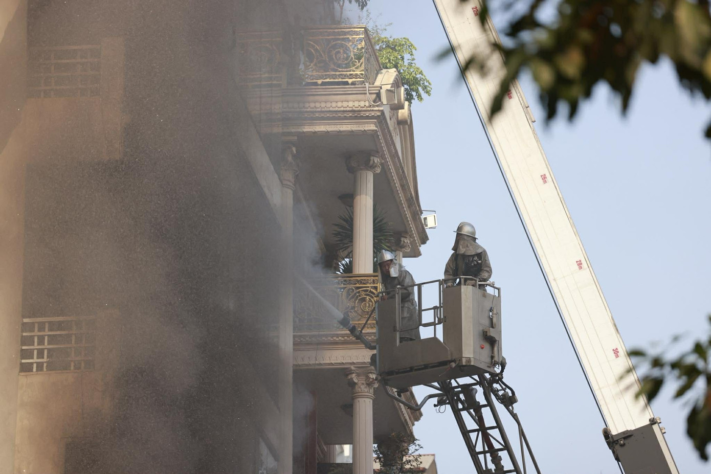 Hà Nội: Ngôi nhà cao tầng trên phố Lê Lợi bốc cháy ngùn ngụt, có người mắc kẹt - Ảnh 5