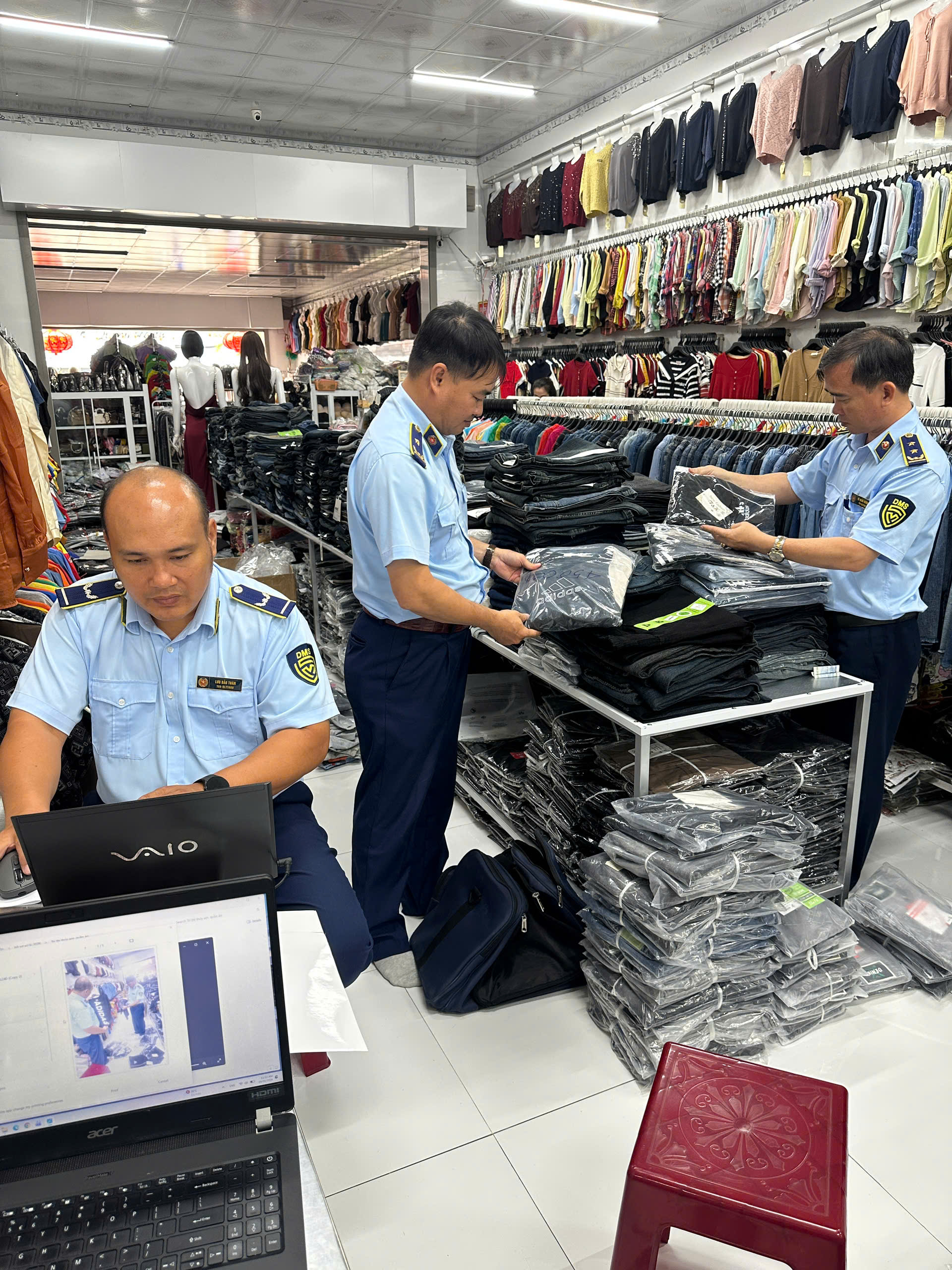 Phát hiện nhiều sản phẩm giả mạo thương hiệu nổi tiếng - Ảnh 1