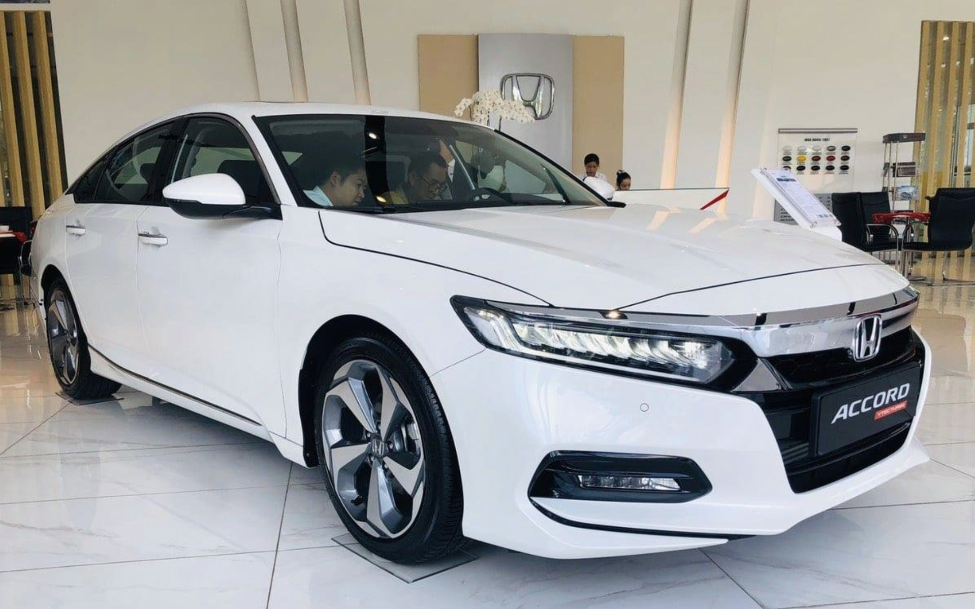 Honda Accord âm thầm rút khỏi Việt Nam, Toyota Camry trước cơ hội ‘cân’ trọn phân khúc khi đối thủ cuối đang quá đuối? - Ảnh 2