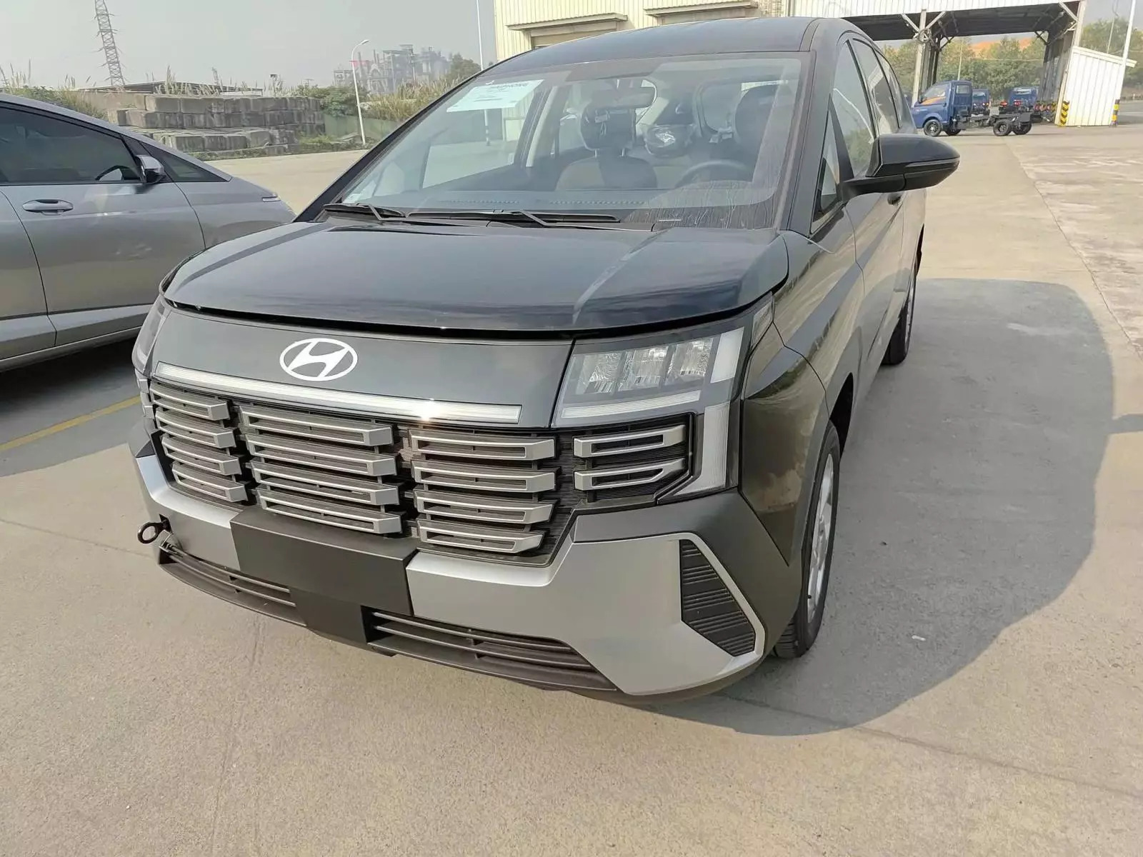 Hyundai Stargazer 2026 lộ không che cả nội, ngoại thất tại Việt Nam: Đầu mới lột xác, cụm màn hình 'khổng lồ' đã mắt hơn, dễ nâng cấp cả ADAS đấu Xpander - Ảnh 1