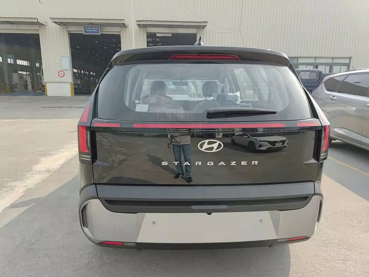 Hyundai Stargazer 2026 lộ không che cả nội, ngoại thất tại Việt Nam: Đầu mới lột xác, cụm màn hình 'khổng lồ' đã mắt hơn, dễ nâng cấp cả ADAS đấu Xpander - Ảnh 2